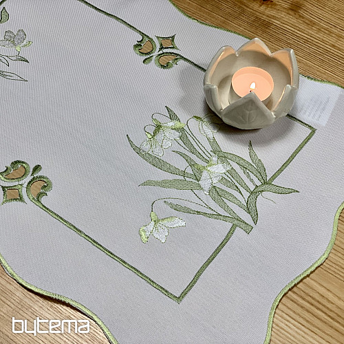 Bestickte Tischdecke und Schal SCHNEEWITTCHEN