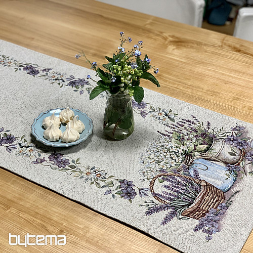 Gobelin-Tischdecke und Schal Schönheit in einem Korb