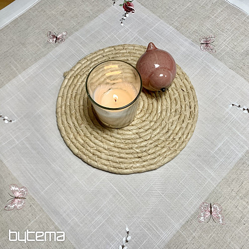 Bestickte Tischdecke und Schal mit Rosen und Kätzchen