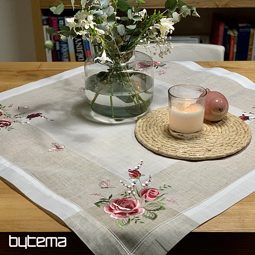 Bestickte Tischdecke und Schal mit Rosen und Kätzchen