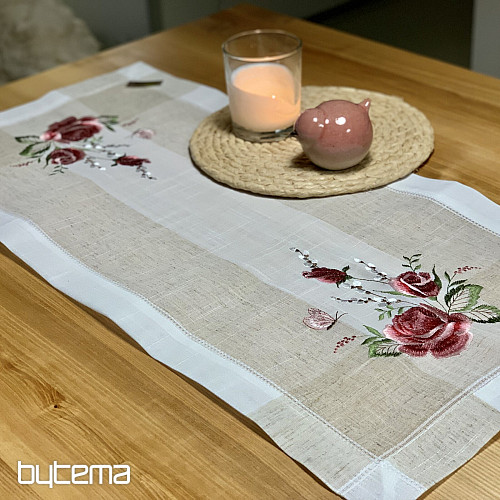 Bestickte Tischdecke und Schal mit Rosen und Kätzchen