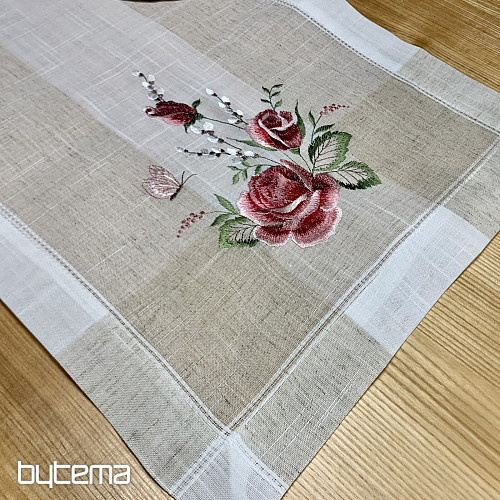 Bestickte Tischdecke und Schal mit Rosen und Kätzchen