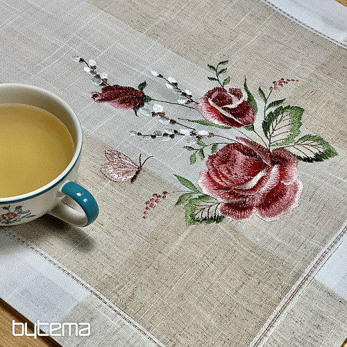 Bestickte Tischdecke und Schal mit Rosen und Kätzchen