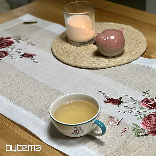 Bestickte Tischdecke und Schal mit Rosen und Kätzchen