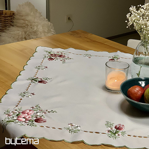 Bestickte Tischdecke und Schal, Tulpenstrauß