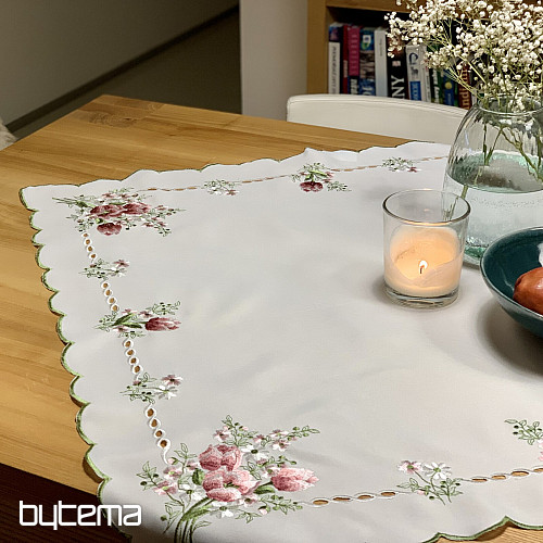 Bestickte Tischdecke und Schal, Tulpenstrauß