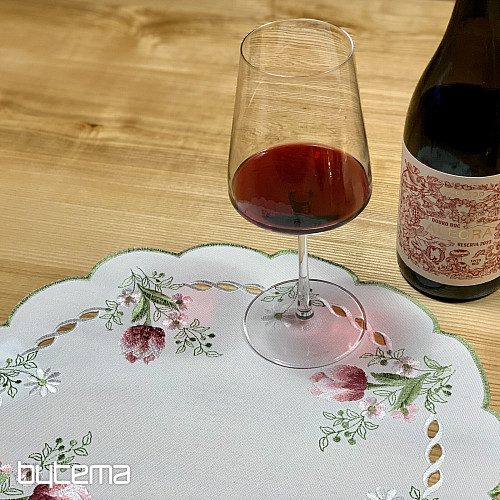 Bestickte Tischdecke und Schal, Tulpenstrauß