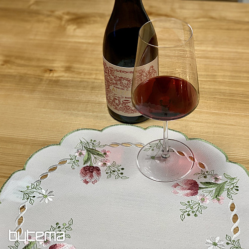 Bestickte Tischdecke und Schal, Tulpenstrauß