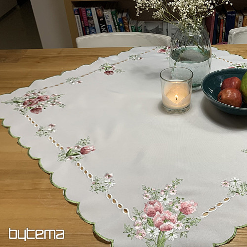 Bestickte Tischdecke und Schal, Tulpenstrauß