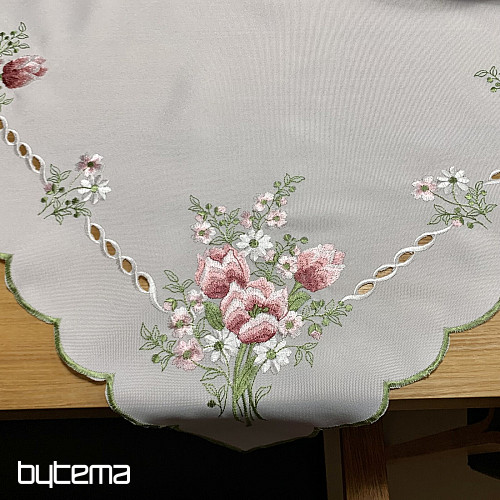 Bestickte Tischdecke und Schal, Tulpenstrauß