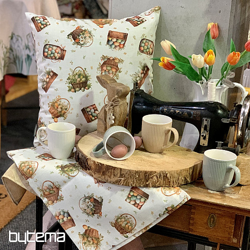 Ostertischdecke und Schal, bunte Eier