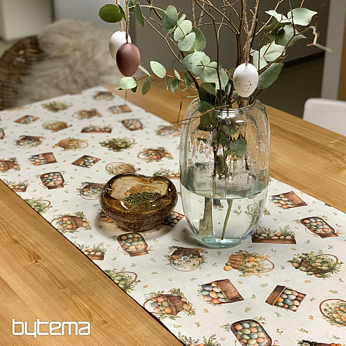 Ostertischdecke und Schal, bunte Eier