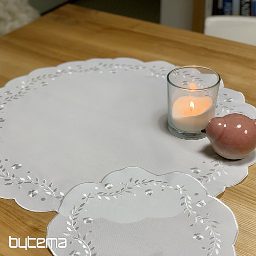 Tischdecke und Schal mit weißen Blumenstickerei