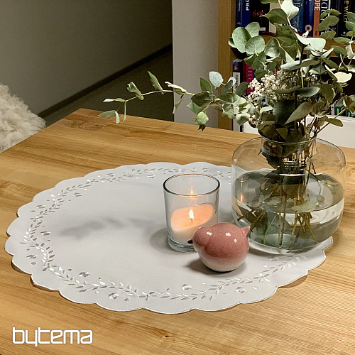 Tischdecke und Schal mit weißen Blumenstickerei