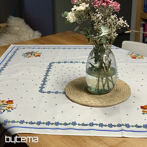 Tischdeckenstrauß mit Narzissen