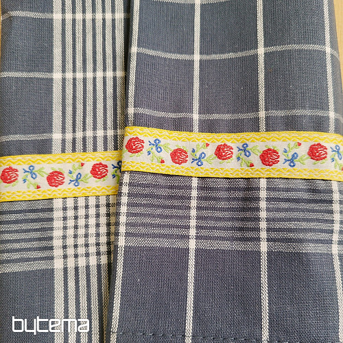 Handtücher von GRANDMOTHER GREY WITH FLOWERS