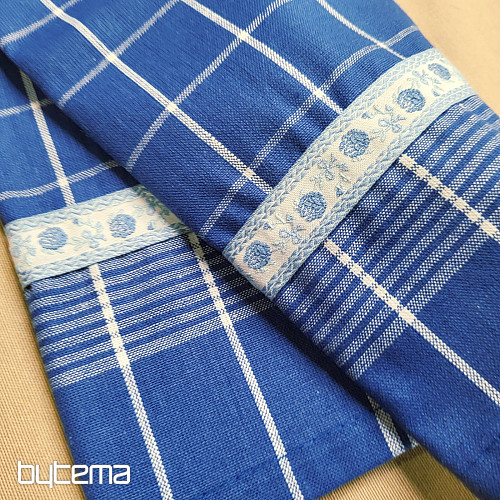 Omas blaue Geschirrtücher mit Blumen