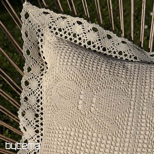 Dekorativer Kissenbezug mit Schmetterlingsmotiv aus Spitze, beige