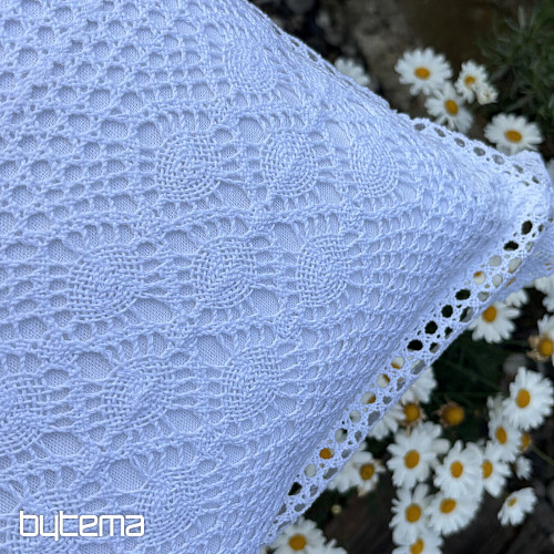 Spitzen-Dekorationshülle mit kleinen weißen Blumen