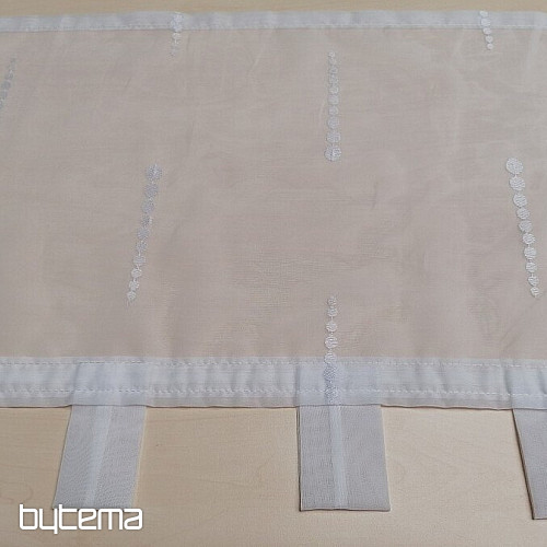 Bestickter Vorhang für ein Buntglasfenster – weiße Perlen