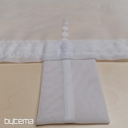 Bestickter Vorhang für ein Buntglasfenster – weiße Perlen