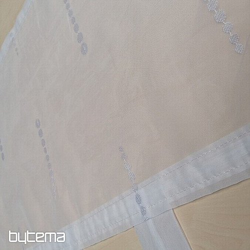 Bestickter Vorhang für ein Buntglasfenster – weiße Perlen