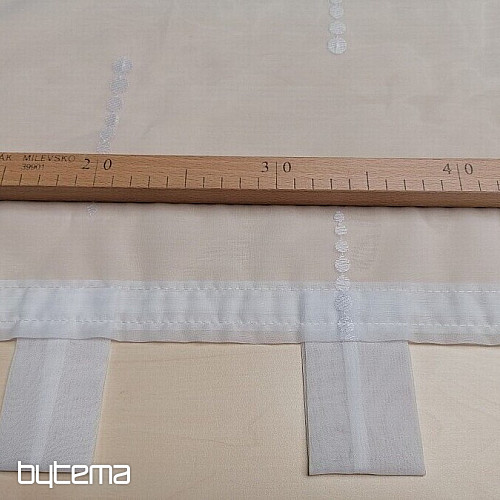 Bestickter Vorhang für ein Buntglasfenster – weiße Perlen